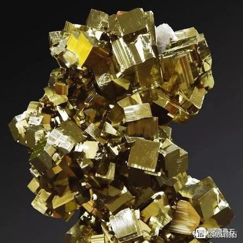 看其来象黄金的矿物结晶体,常有人误以为是金矿石,认错就亏大了